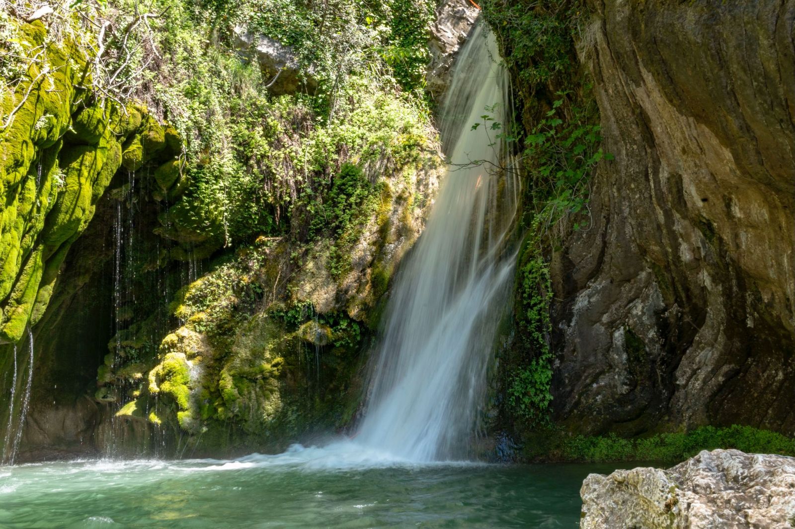 Guests walking through Drenostica Canyon at midday